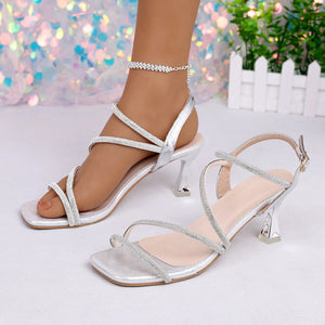 Sandalias de tiras con cadena de pedrería