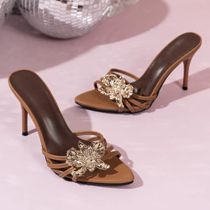 Sandalias de aguja con flor dorada