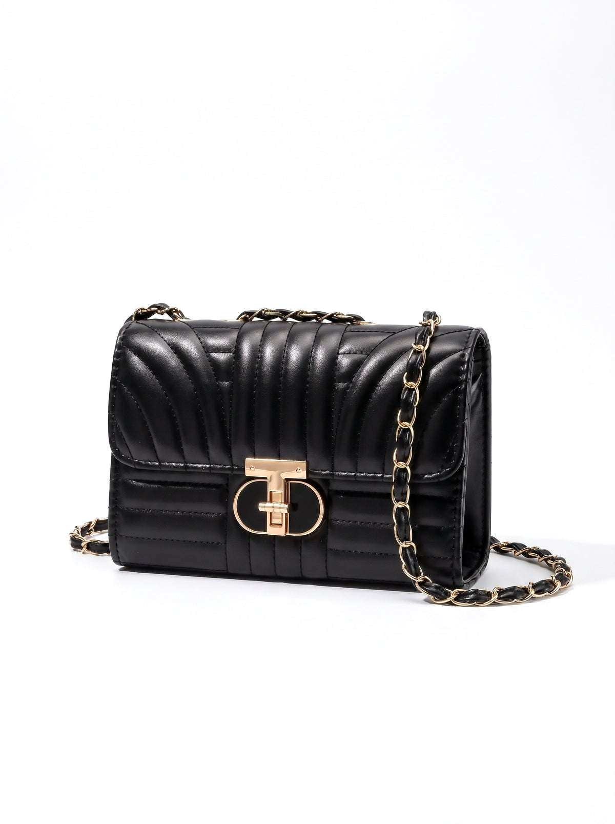 Bolso acolchado con cadena en negro, fondo blanco