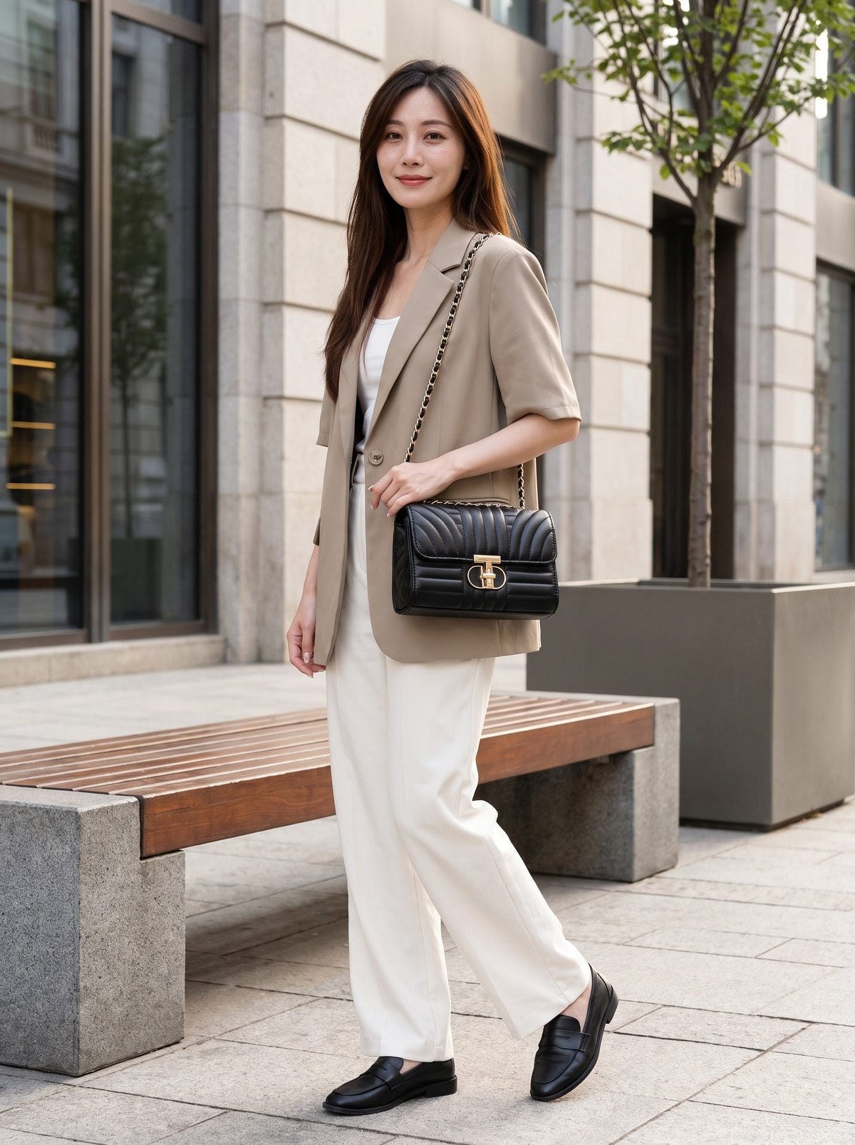 Modelo con el bolso acolchado negro con candado dorado, cuerpo entero