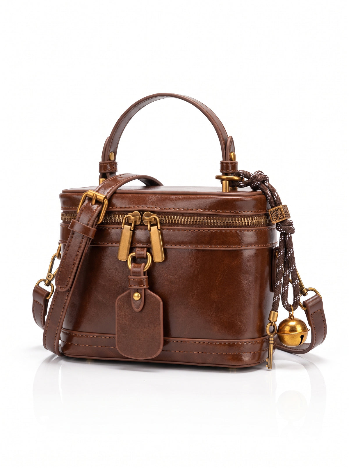 Bolso neceser de piel con asa en marrón, fondo blanco