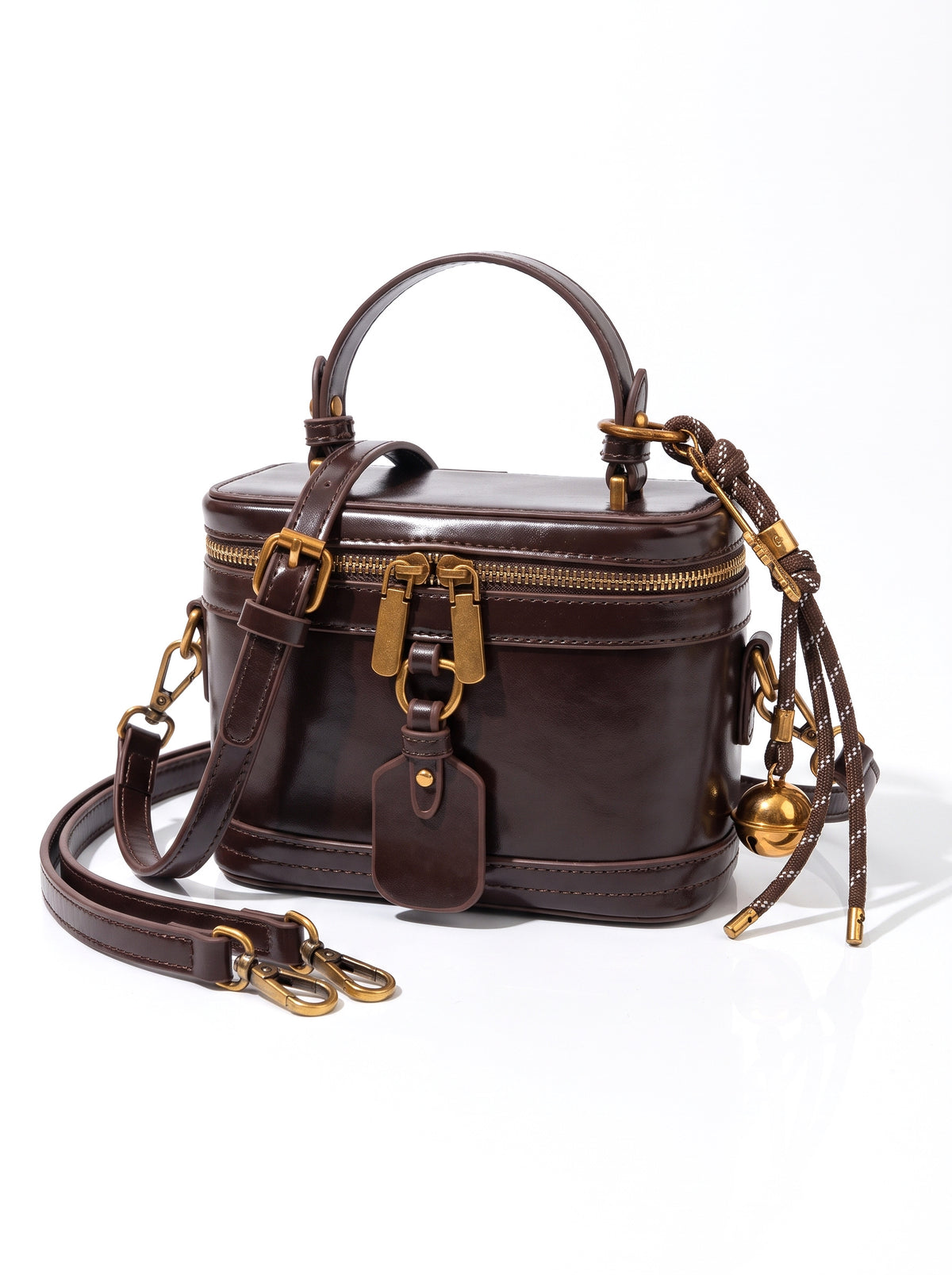 Bolso neceser de piel con asa en café, fondo blanco