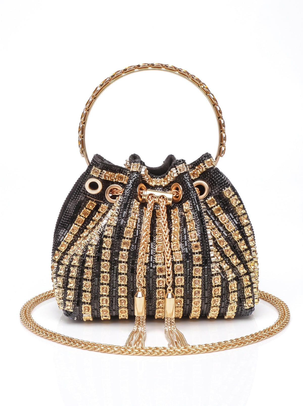 Bolso saco de pedrería con asa de aro en negro, fondo blanco