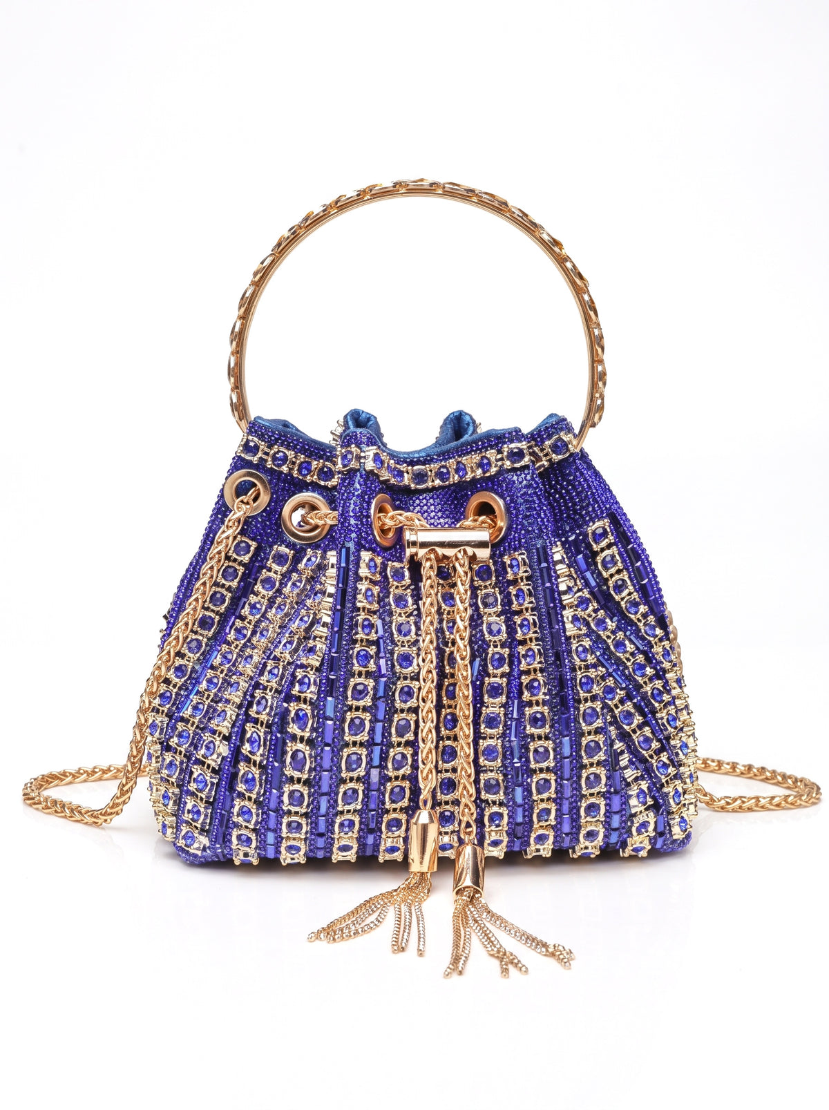 Bolso saco de pedrería con asa de aro en azul, fondo blanco