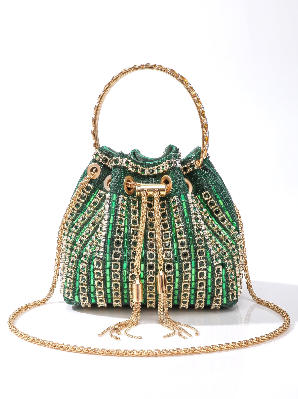Bolso saco de pedrería con asa de aro en verde, fondo blanco