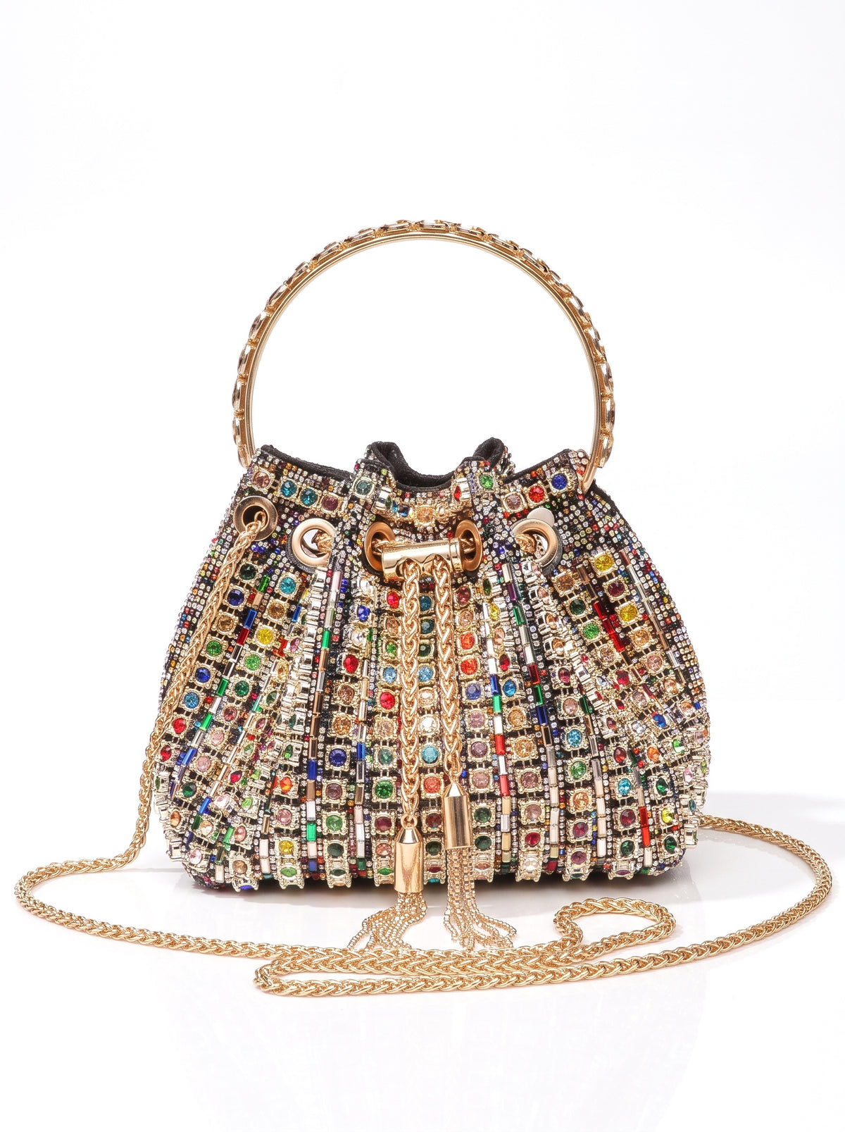 Bolso saco de pedrería con asa de aro en multicolor, fondo blanco