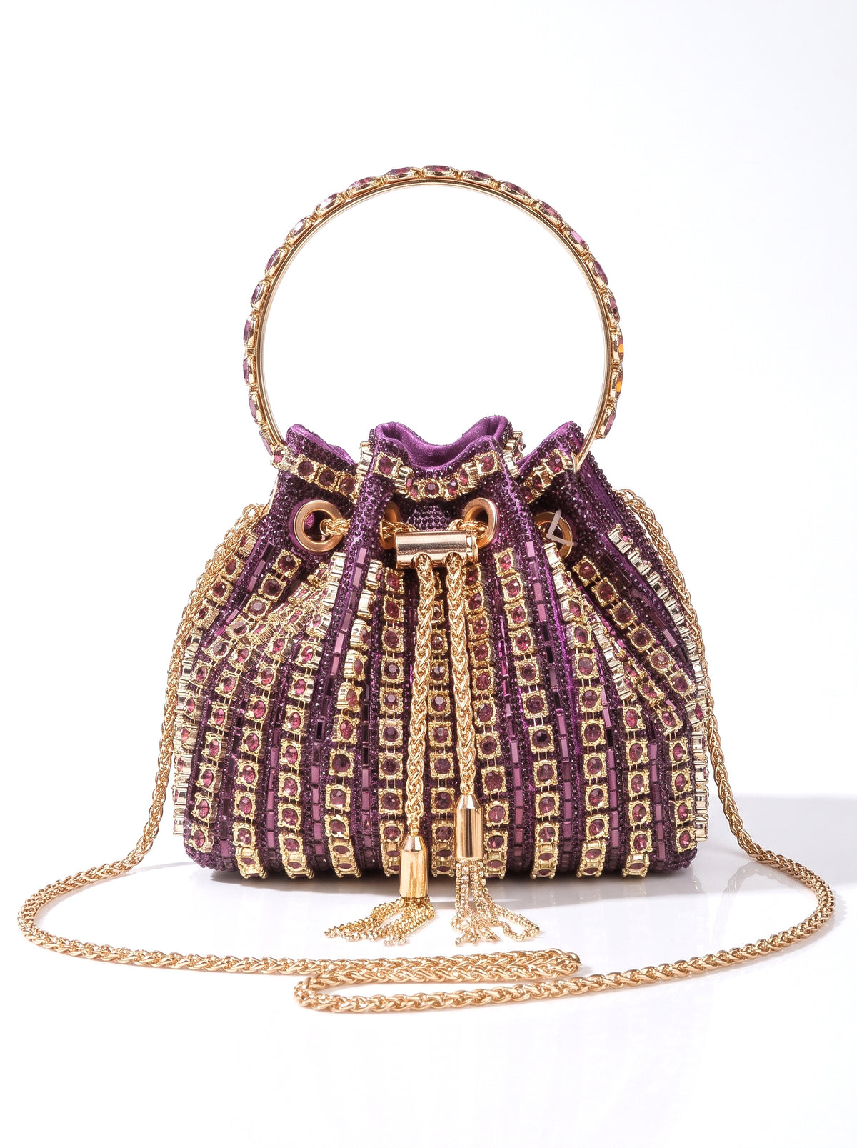 Bolso saco de pedrería con asa de aro en morado, fondo blanco