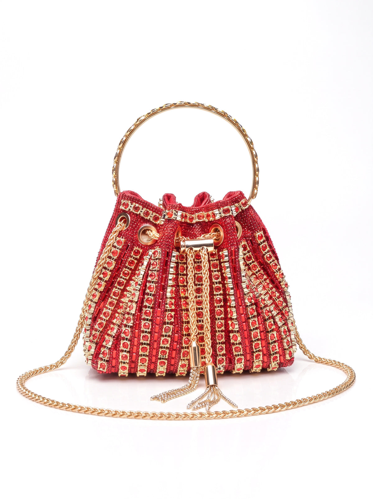 Bolso saco de pedrería con asa de aro en rojo, fondo blanco