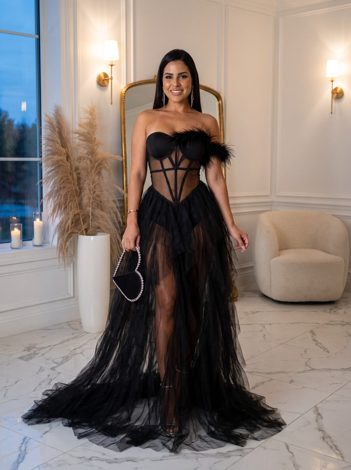 Modelo con vestido Celeste de corsé y plumas en negro, cuerpo entero