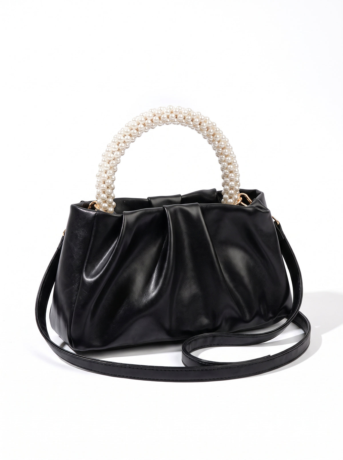 Bolso fruncido con asa de perlas en negro, fondo blanco