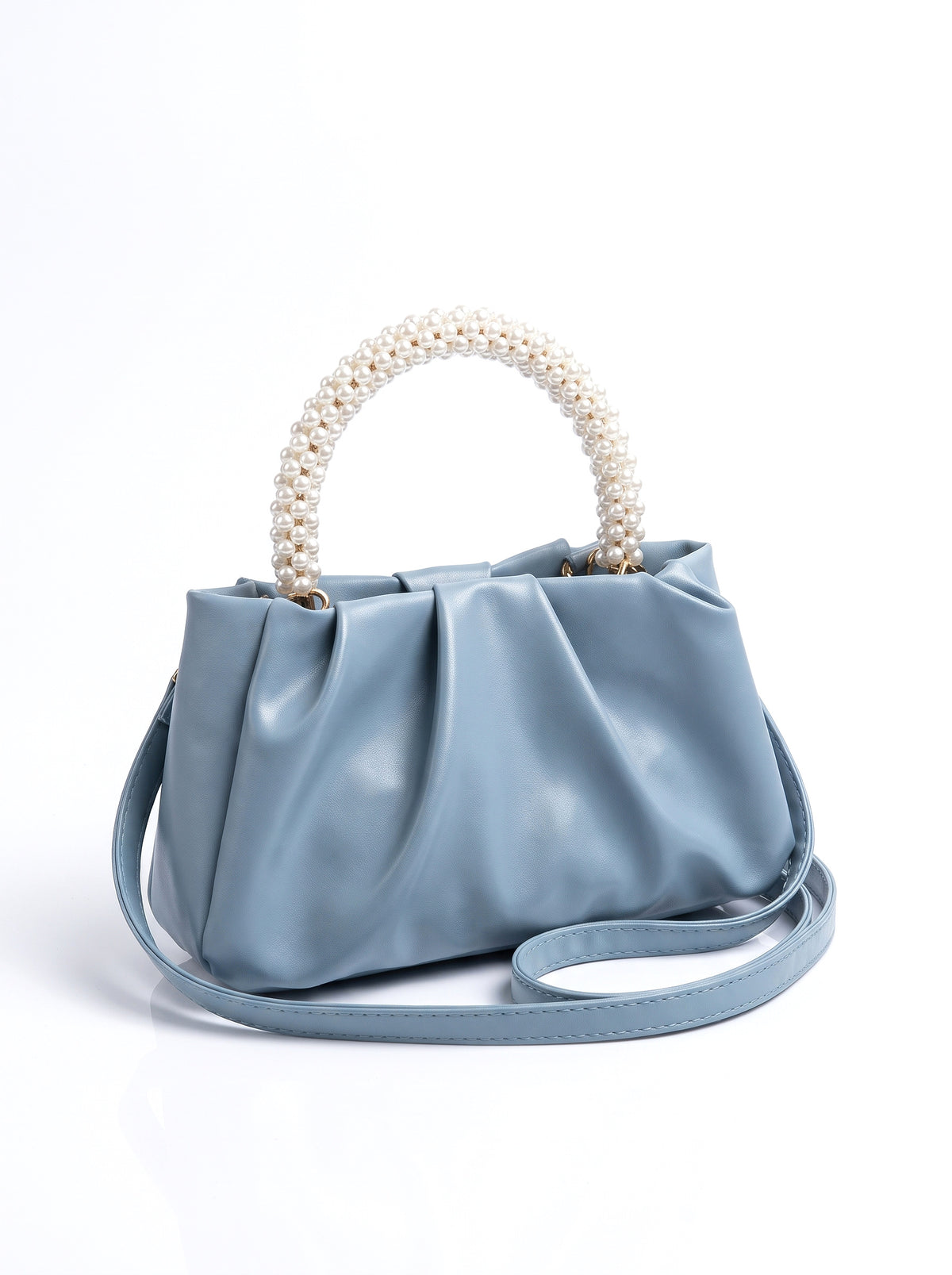 Bolso fruncido con asa de perlas en azul, fondo blanco