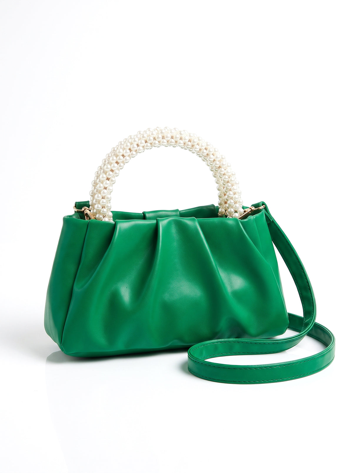 Bolso fruncido con asa de perlas en verde, fondo blanco