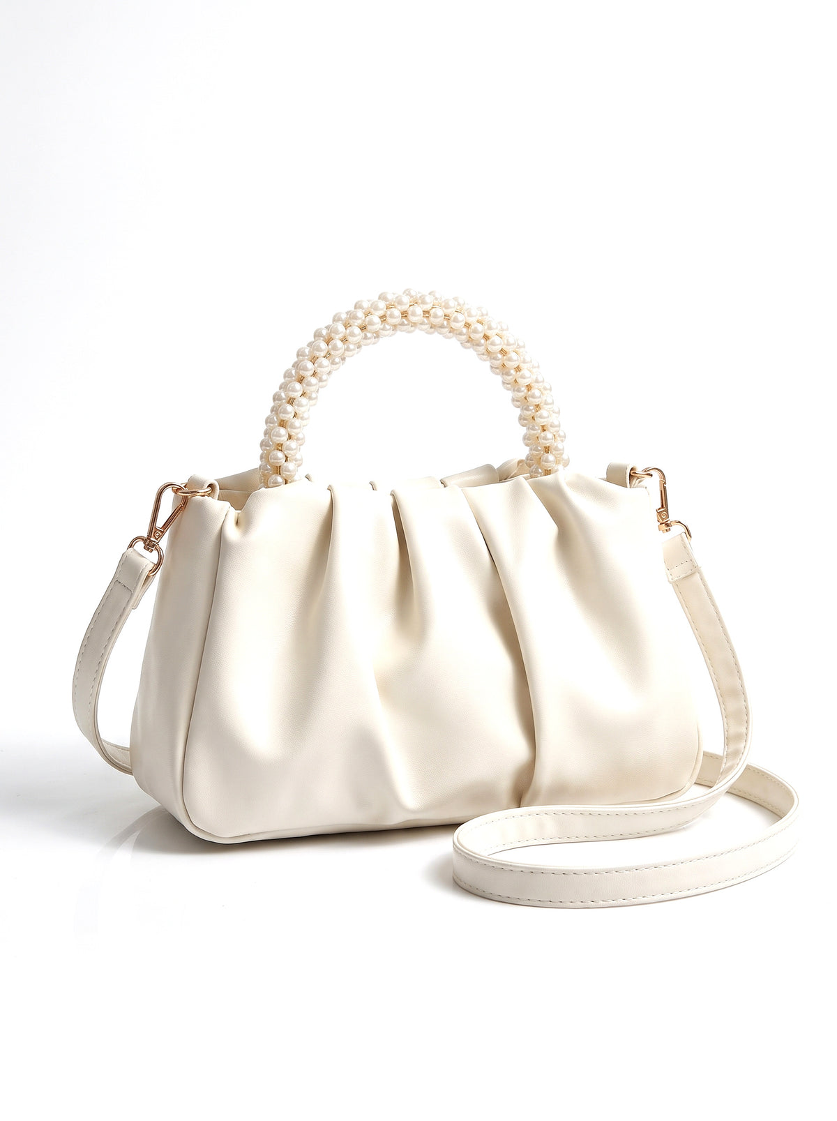 Bolso fruncido con asa de perlas en blanco roto, fondo blanco