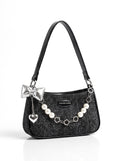 Bolso baguette con cadena de perlas en negro, fondo blanco