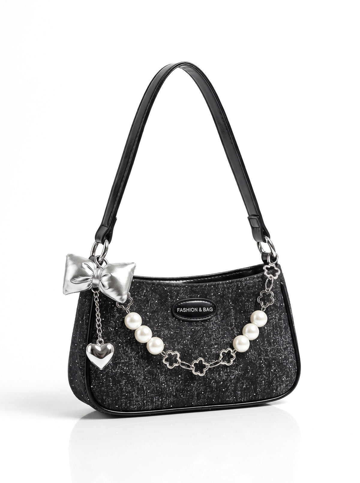 Bolso baguette con cadena de perlas en negro, fondo blanco