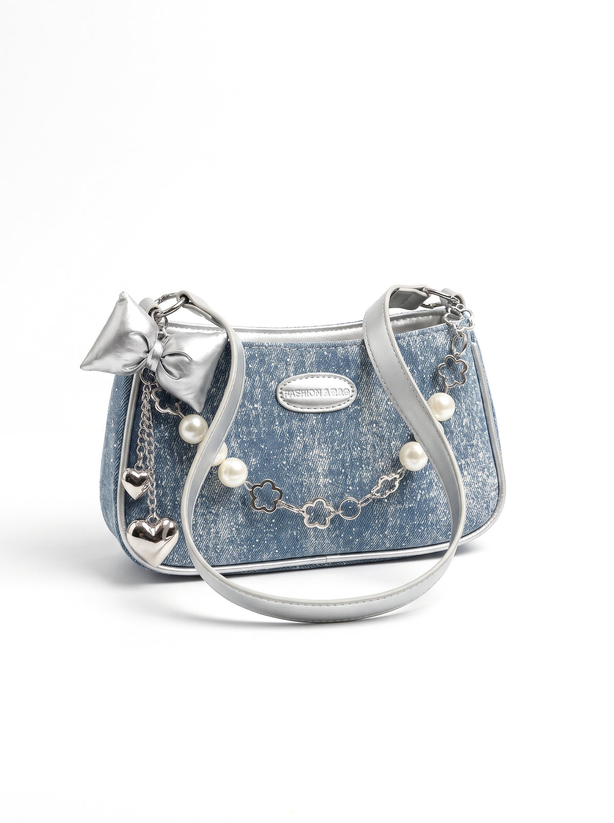 Bolso baguette con cadena de perlas en azul vaquero, fondo blanco