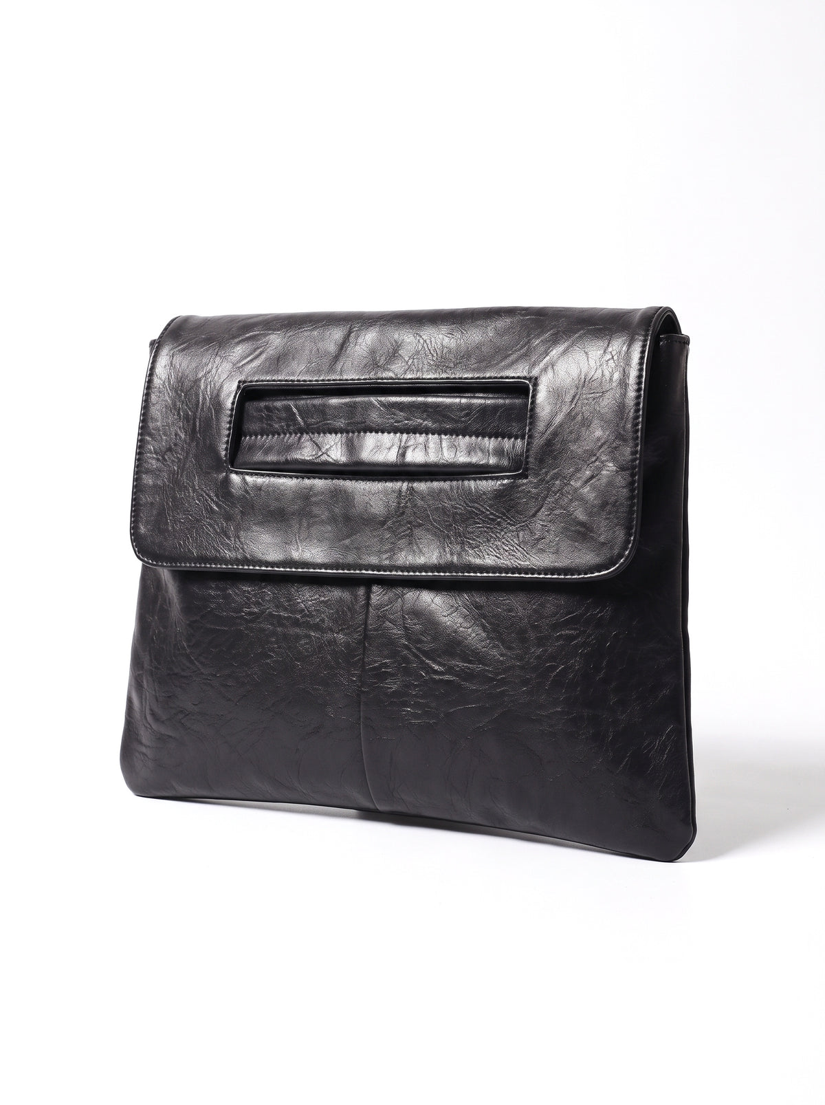 Clutch sobre en negro, fondo blanco