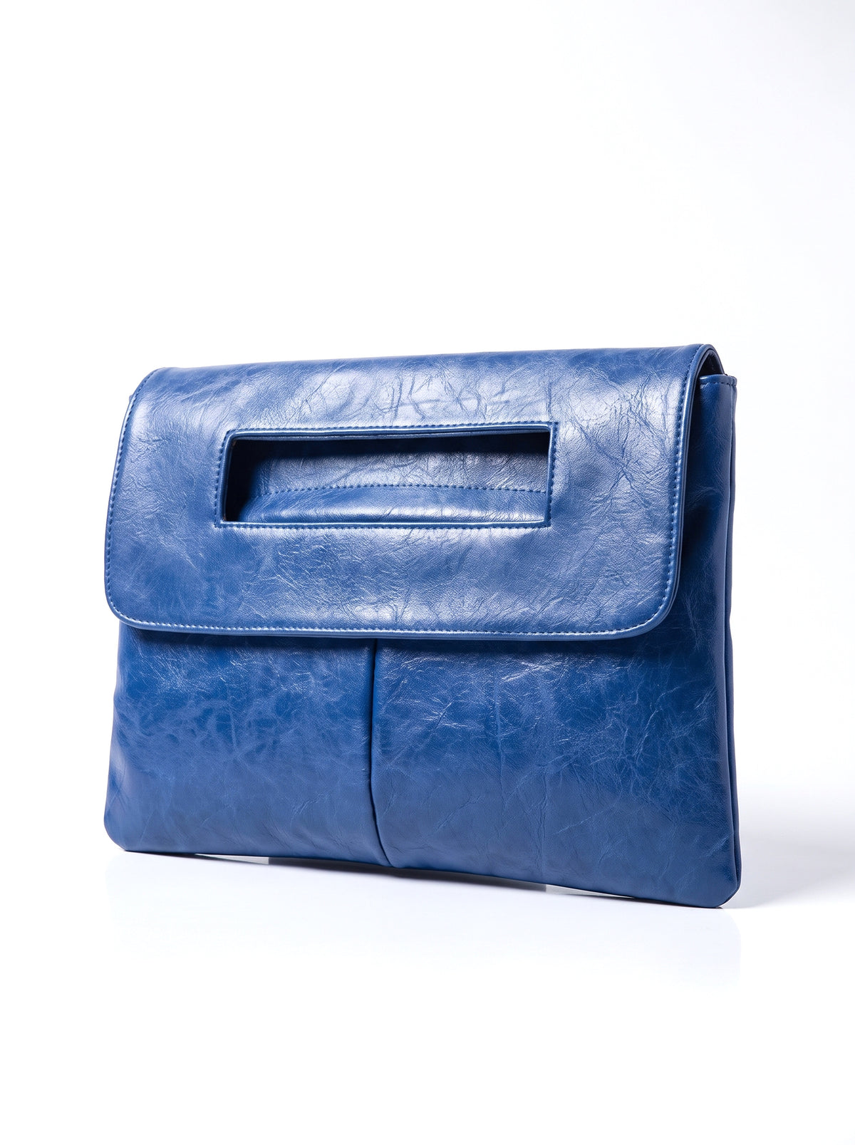 Clutch sobre en azul, fondo blanco