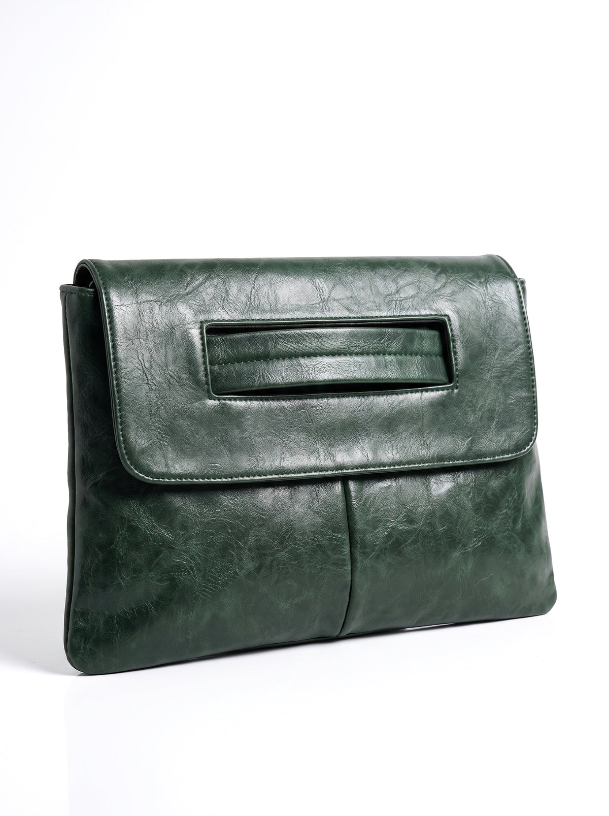 Clutch sobre en verde, fondo blanco
