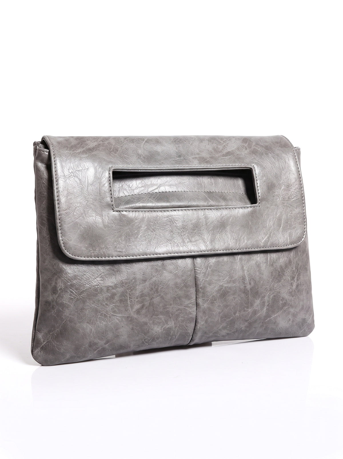 Clutch sobre en gris claro, fondo blanco