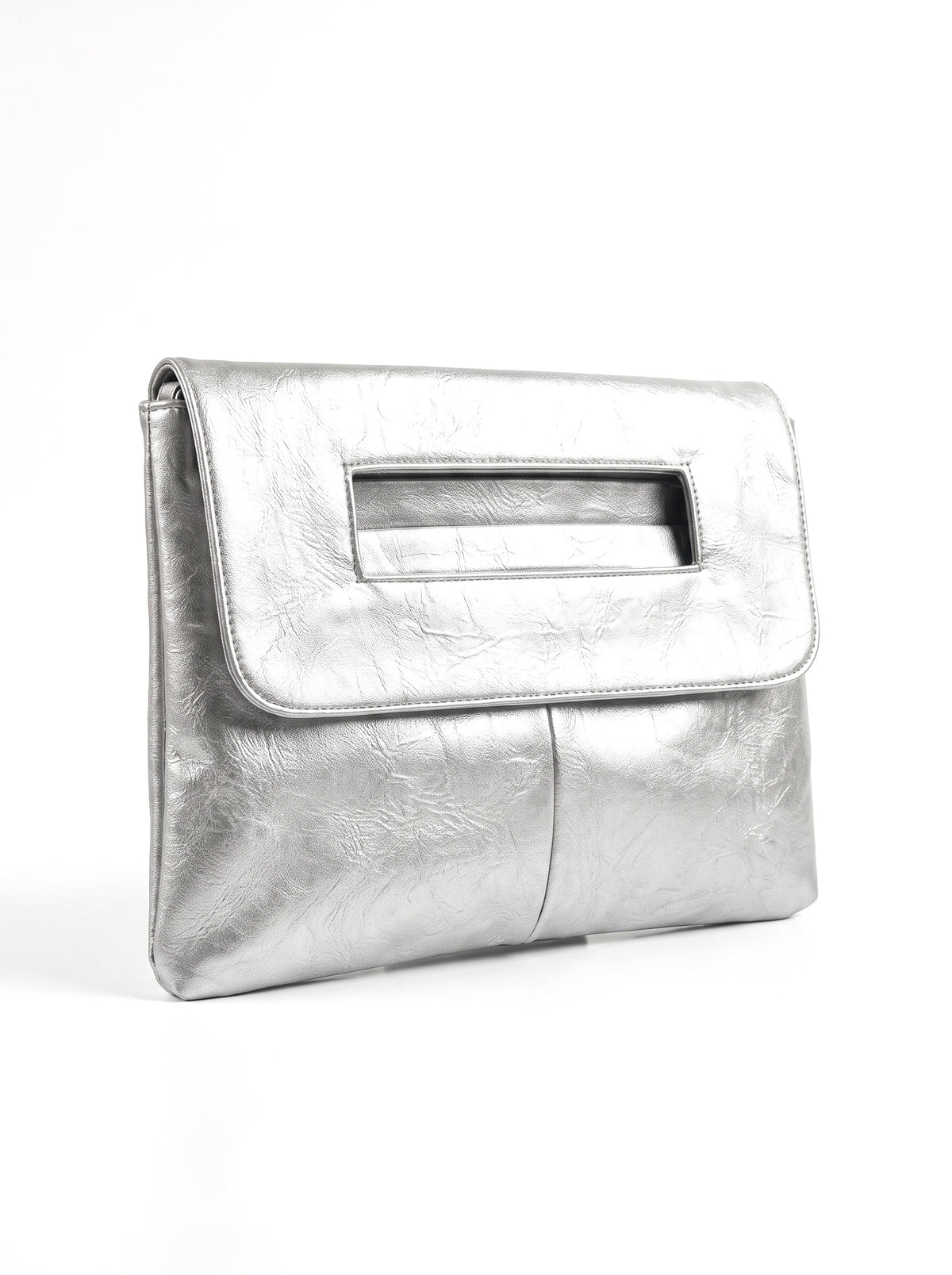 Clutch sobre en plateado, fondo blanco